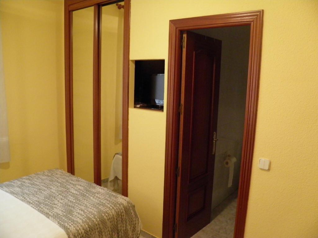 Hostal Angelines Мадрид Стая снимка