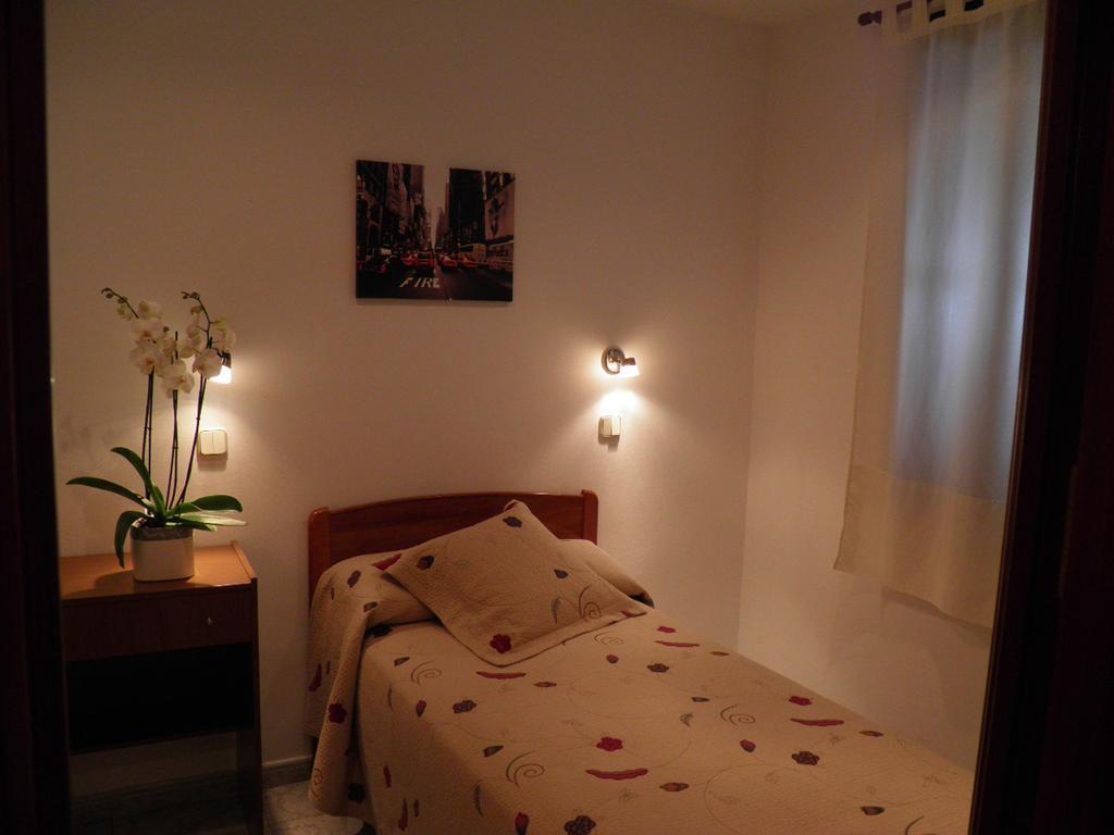 Hostal Angelines Мадрид Стая снимка