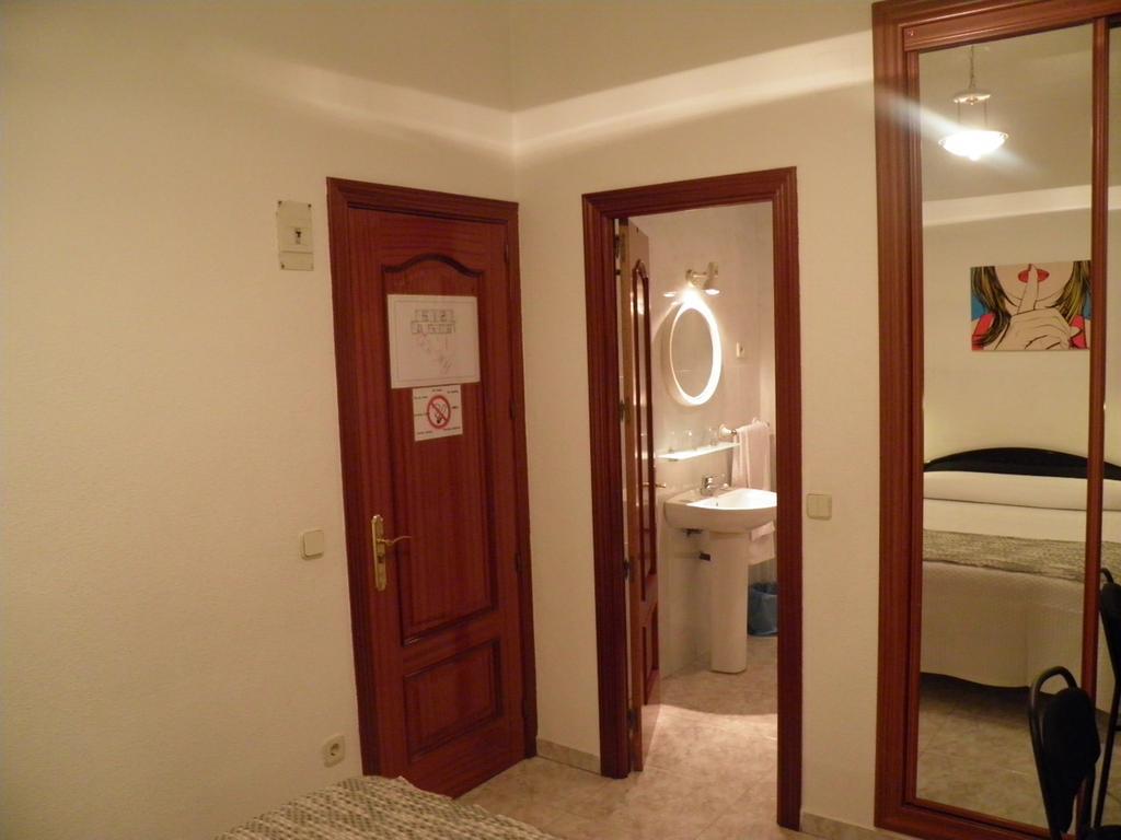 Hostal Angelines Мадрид Стая снимка