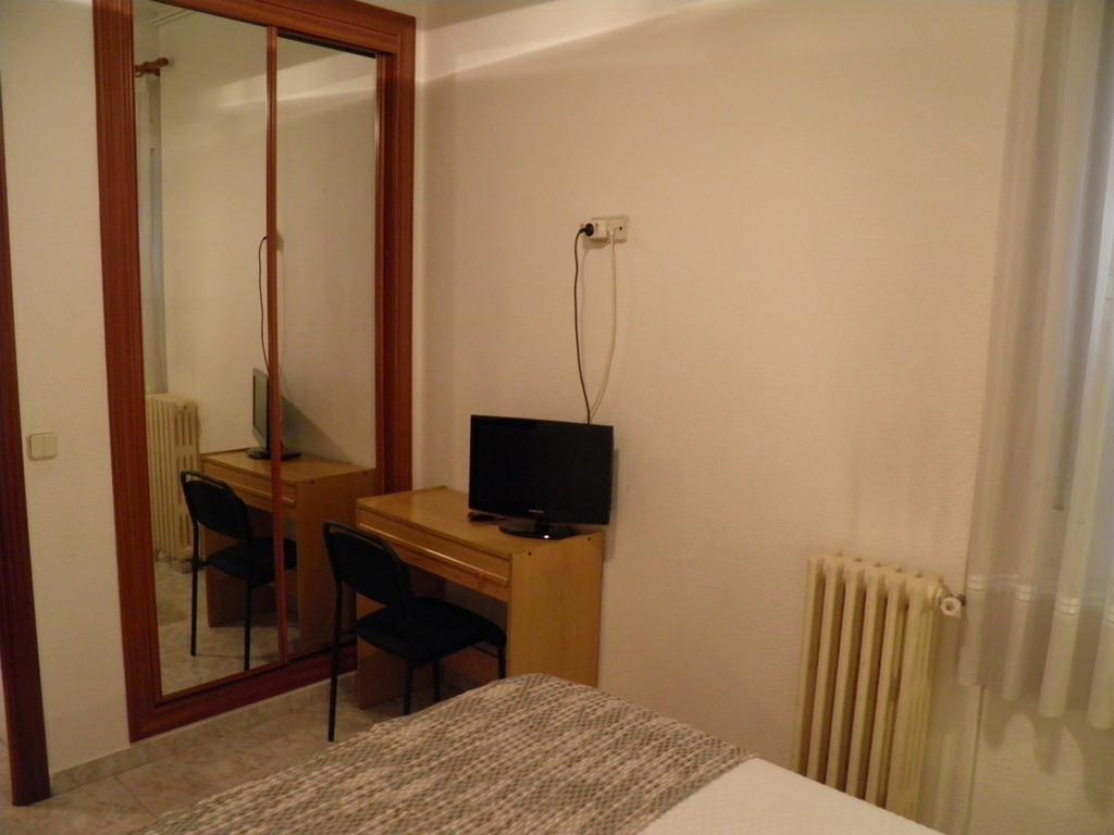 Hostal Angelines Мадрид Стая снимка