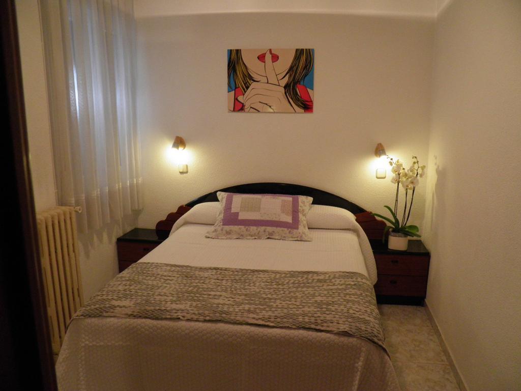 Hostal Angelines Мадрид Стая снимка