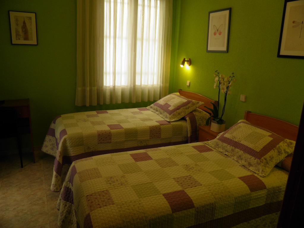 Hostal Angelines Мадрид Стая снимка