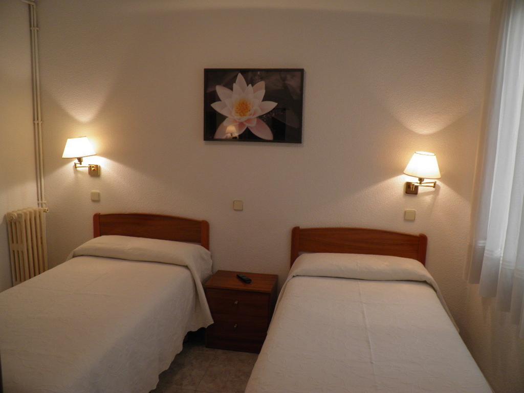 Hostal Angelines Мадрид Екстериор снимка