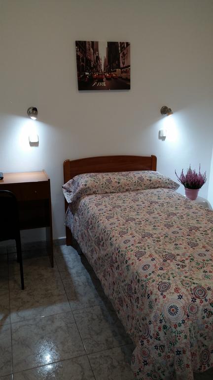 Hostal Angelines Мадрид Екстериор снимка