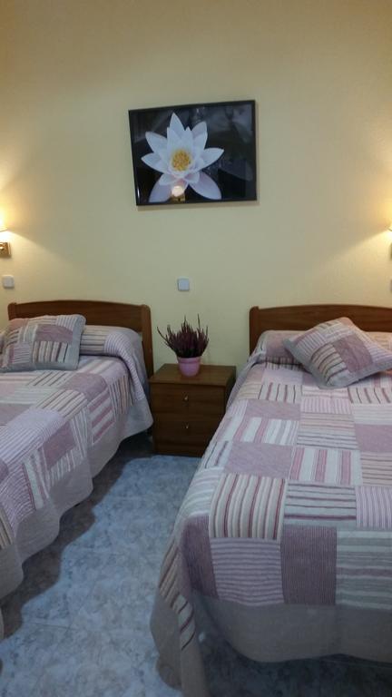 Hostal Angelines Мадрид Екстериор снимка