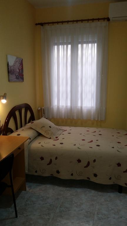 Hostal Angelines Мадрид Екстериор снимка