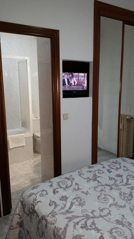 Hostal Angelines Мадрид Екстериор снимка