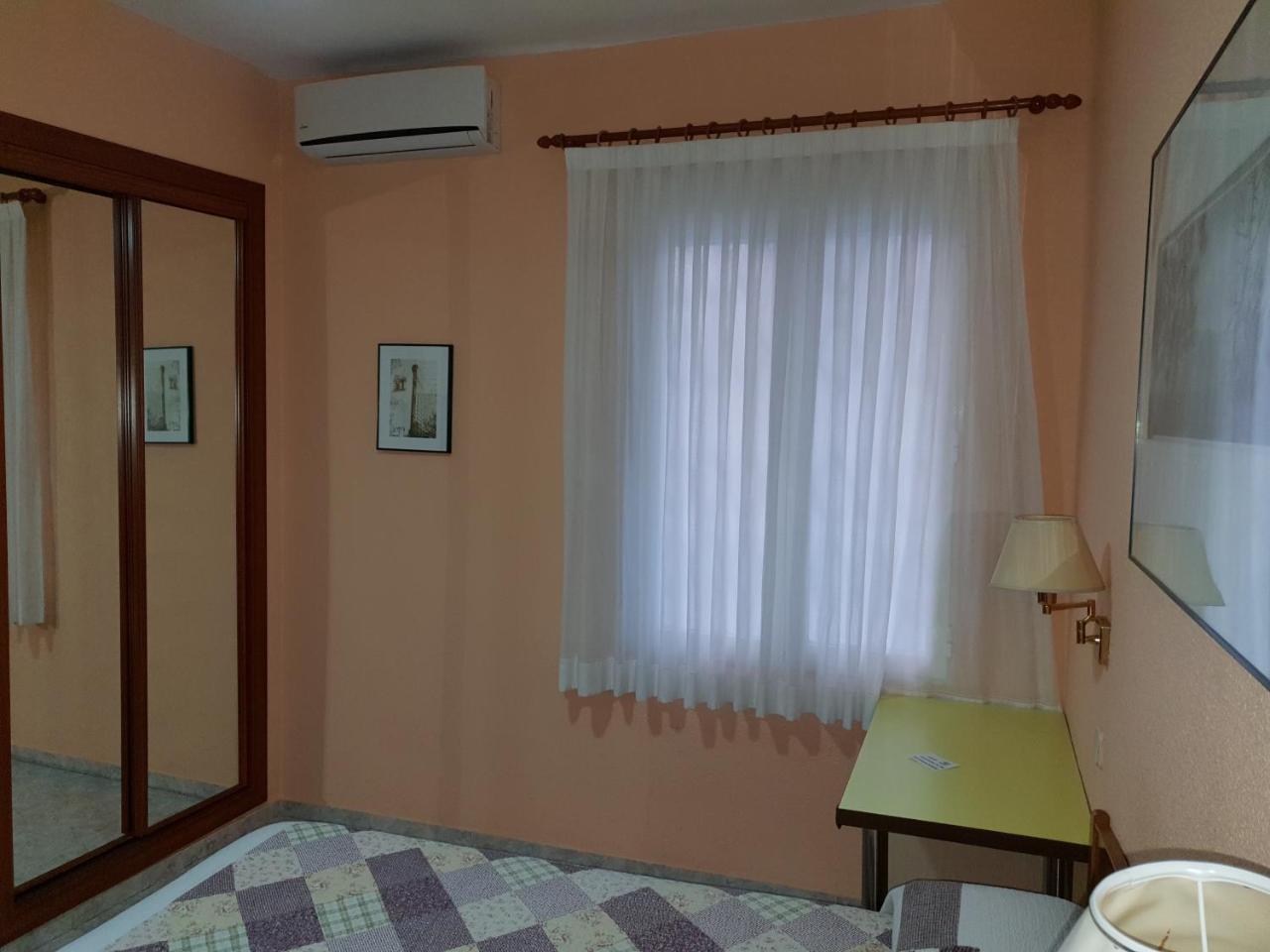 Hostal Angelines Мадрид Екстериор снимка