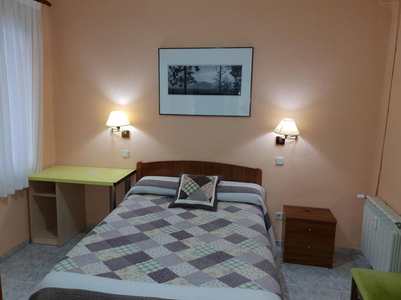Hostal Angelines Мадрид Екстериор снимка