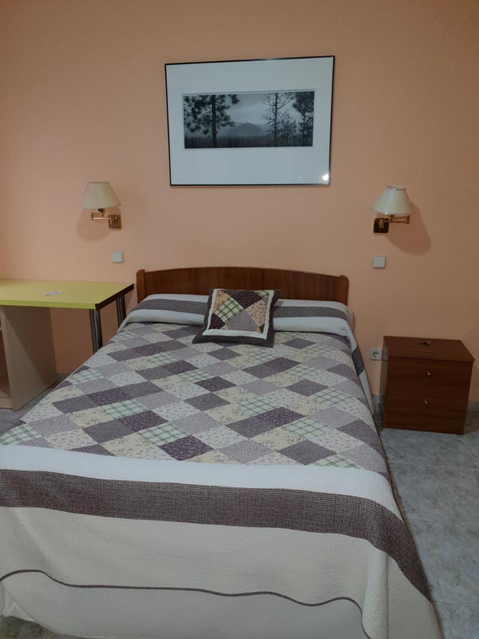 Hostal Angelines Мадрид Екстериор снимка