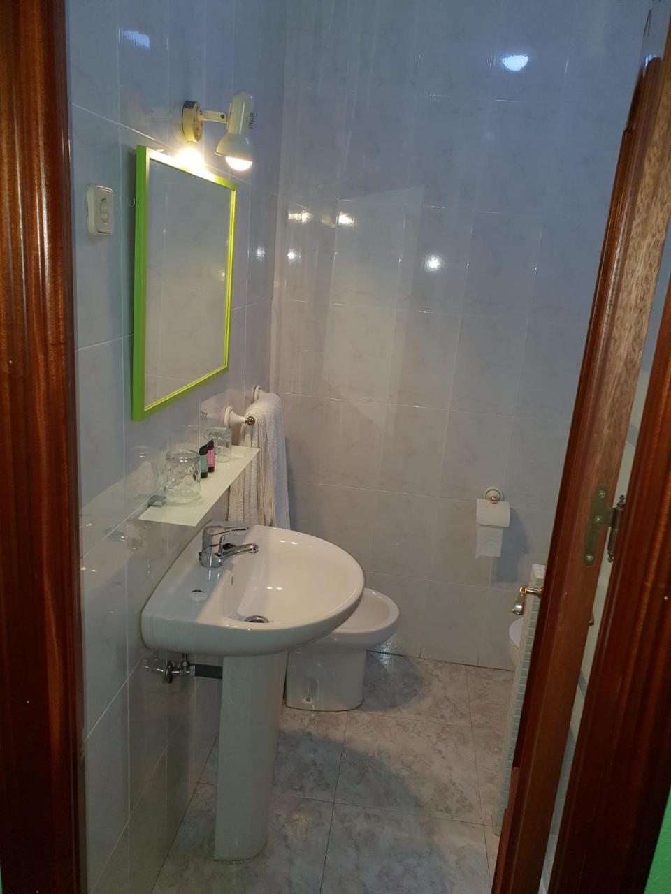 Hostal Angelines Мадрид Екстериор снимка
