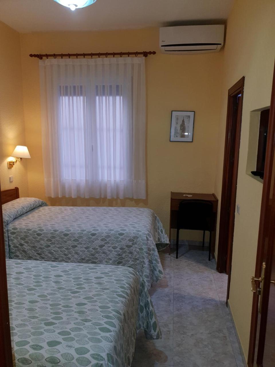 Hostal Angelines Мадрид Екстериор снимка