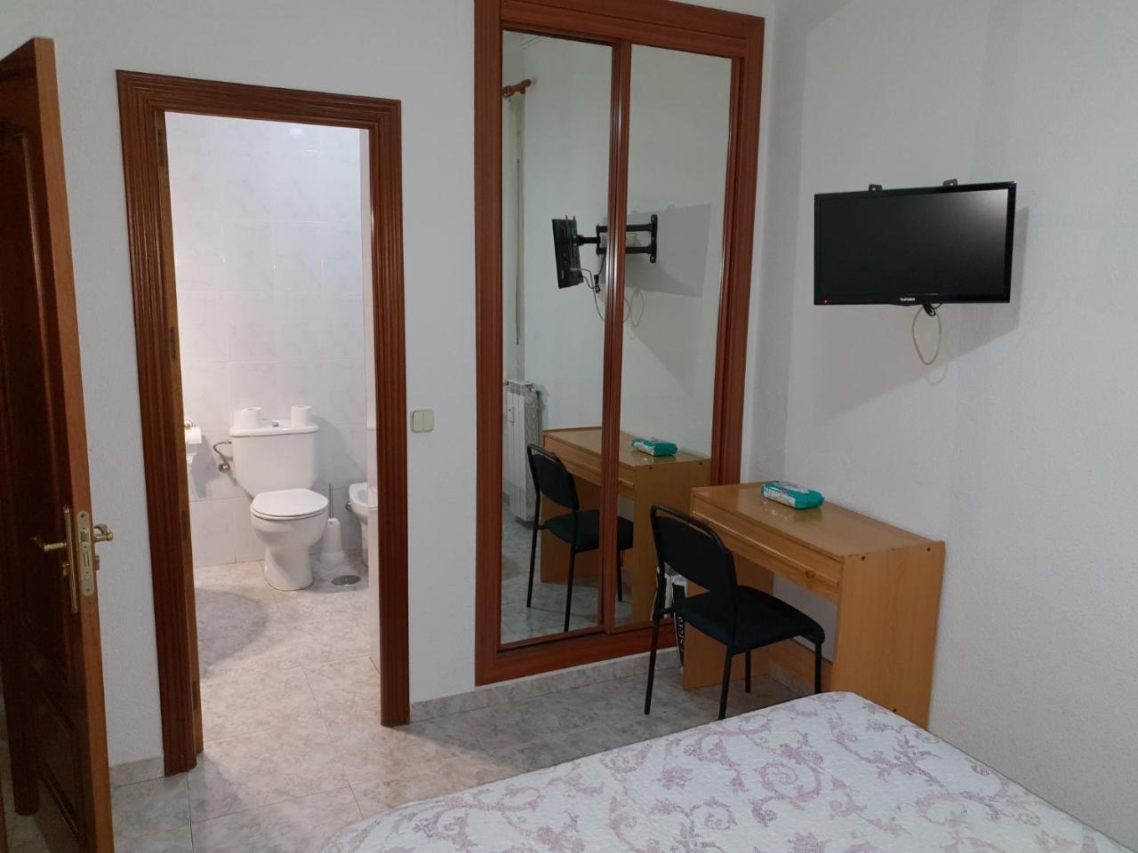 Hostal Angelines Мадрид Екстериор снимка