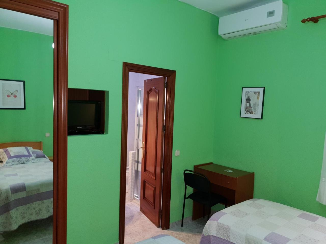 Hostal Angelines Мадрид Екстериор снимка
